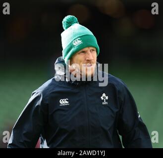 Aviva Stadium, Dublin, Leinster, Irlande. 8 février 2020. International Six Nations Rugby, Irlande contre le Pays de Galles; l'entraîneur de l'Irlande Forward Simon Easterby montres que les joueurs échauffement crédit: Action plus Sports/Alay Live News Banque D'Images