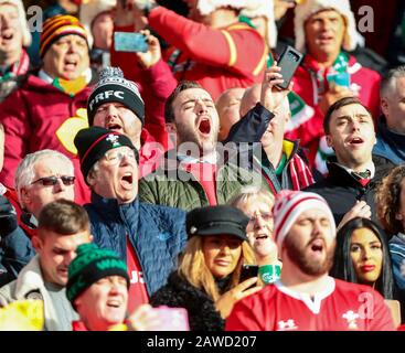 Aviva Stadium, Dublin, Leinster, Irlande. 8 février 2020. International Six Nations Rugby, Irlande contre Pays de Galles; les amateurs gallois chantent leur hymne national crédit: Action plus Sports/Alay Live News Banque D'Images