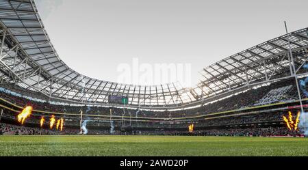 Aviva Stadium, Dublin, Leinster, Irlande. 8 février 2020. International Six Nations Rugby, Irlande contre le Pays de Galles; flammes et feux d'artifice comme les joueurs entrent dans le terrain crédit: Action plus Sports/Alay Live News Banque D'Images