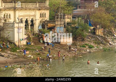 Les Indiens se baignent dans la rivière Hoogghly ou Ganga à Mlick ghat. Vue depuis le pont Howrah à Kolkata. Inde Banque D'Images