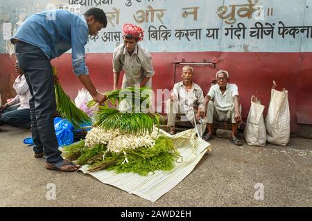 Commerçants indiens et acheteur sur le marché des fleurs chez Mlick Ghat à Kolkata. Inde Banque D'Images