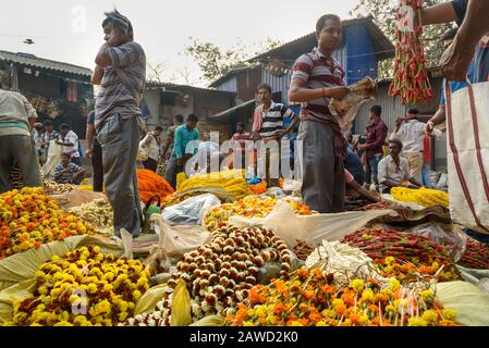 Marchands indiens sur le marché aux fleurs chez Mlick Ghat à Kolkata. Inde Banque D'Images