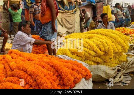 Marchands indiens sur le marché aux fleurs chez Mlick Ghat à Kolkata. Inde Banque D'Images