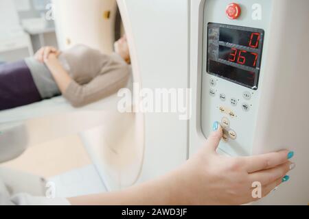 Imagerie par résonance magnétique. Le médecin comprend un appareil de diagnostic du cancer et de la tumeur chez le patient. Banque D'Images