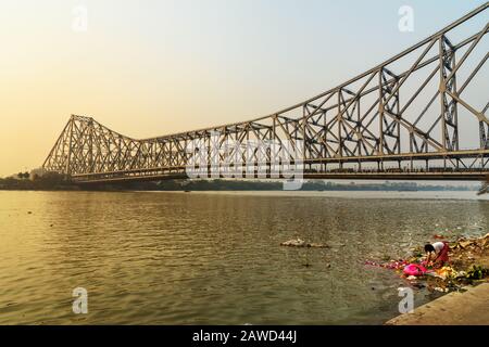 Vue sur le pont de Howrah feom Mallik ghat au coucher du soleil. Kolkata. Inde Banque D'Images