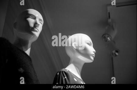 Mannequins de fille et de gars dans la fenêtre de magasin de vêtements. Banque D'Images