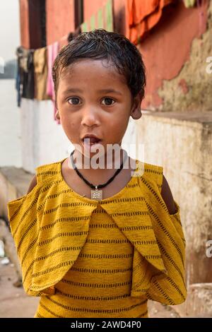 Indian a surpris une fille dans la rue à Mlick ghat à Kolkata. Inde Banque D'Images