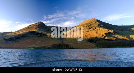 En regardant à travers Buttermere dans le Lake District vers High Stile et High Crag Banque D'Images