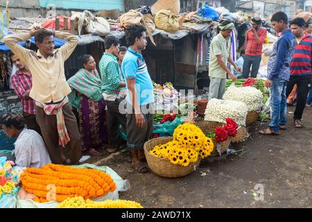 Les commerçants indiens sur le marché aux fleurs à Mlick Ghat le matin. Kolkata. Inde Banque D'Images