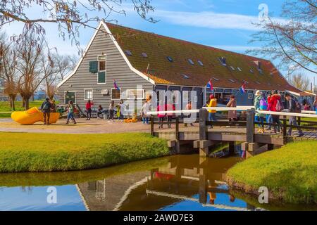 Zaanse schans, Pays-Bas - 1er avril 2016 : musée des chaussures en bois, des sabots ou des klompens en Hollande, des gens en Hollande Banque D'Images