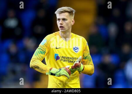 Birkenhead, Royaume-Uni. 8 février 2020. Alex Bass, gardien de but de Portsmouth, regarde. EFL Skybet football League One match, Tranmere Rovers / Portsmouth à Prenton Park, Birkenhead, Wirral le samedi 8 février 2020. Cette image ne peut être utilisée qu'à des fins éditoriales. Utilisation éditoriale uniquement, licence requise pour une utilisation commerciale. Aucune utilisation dans les Paris, les jeux ou une seule édition de club/ligue/joueur.pic par Chris Stading/Andrew Orchard sports photographie/Alay Live News crédit: Andrew Orchard sports photographie/Alay Live News Banque D'Images