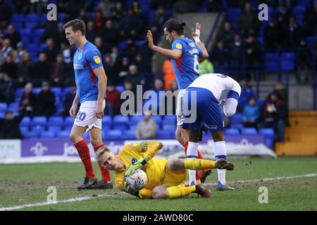 Birkenhead, Royaume-Uni. 8 février 2020. Portsmouth Goalkeeper Alex Bass tient le ballon. EFL Skybet football League One match, Tranmere Rovers / Portsmouth à Prenton Park, Birkenhead, Wirral le samedi 8 février 2020. Cette image ne peut être utilisée qu'à des fins éditoriales. Utilisation éditoriale uniquement, licence requise pour une utilisation commerciale. Aucune utilisation dans les Paris, les jeux ou une seule édition de club/ligue/joueur.pic par Chris Stading/Andrew Orchard sports photographie/Alay Live News crédit: Andrew Orchard sports photographie/Alay Live News Banque D'Images