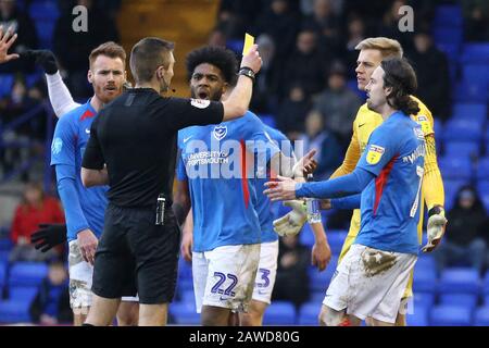 Birkenhead, Royaume-Uni. 8 février 2020. Portsmouth Goalkeeper Alex Bass reçoit une carte jaune de l'arbitre Michael Salisbury. EFL Skybet football League One match, Tranmere Rovers / Portsmouth à Prenton Park, Birkenhead, Wirral le samedi 8 février 2020. Cette image ne peut être utilisée qu'à des fins éditoriales. Utilisation éditoriale uniquement, licence requise pour une utilisation commerciale. Aucune utilisation dans les Paris, les jeux ou une seule édition de club/ligue/joueur.pic par Chris Stading/Andrew Orchard sports photographie/Alay Live News crédit: Andrew Orchard sports photographie/Alay Live News Banque D'Images