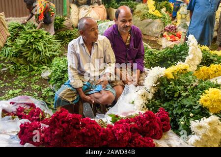 Marchands indiens sur le marché aux fleurs chez Mlick Ghat à Kolkata. Inde Banque D'Images