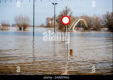 Nimègue, Gueldre, Pays-Bas. 8 février 2020. Un panneau de signalisation presque sous l'eau à la zone d'inondation.les plaines d'inondation le long des rives du Rhin et d'autres grandes rivières devraient être sous l'eau dans des endroits plus tard ce week-end. Nijmegen est l'une des villes néerlandaises qui est maintenant affectée par ce haut niveau d'eau. La Waalkade, la zone plus proche de la rivière a été fermée à la circulation et on s'attend à ce que l'eau atteigne une hauteur de plus de 11 mètres au-dessus du niveau de la mer. L'eau du Rhin à Lobith, où le fleuve traverse les Pays-Bas, devrait atteindre environ 14 mètres Banque D'Images