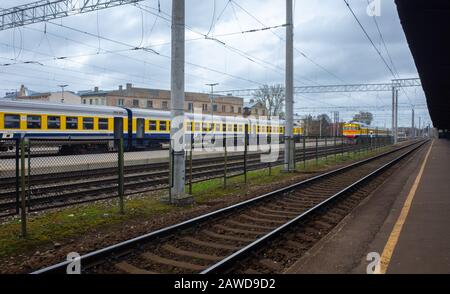 25 Avril 2018 Riag, Lettonie. Train de banlieue jaune-bleu à la gare de Riga. Banque D'Images