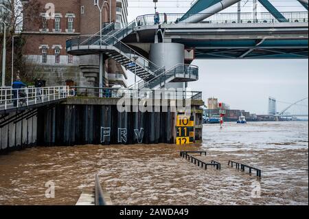 Nimègue, Gueldre, Pays-Bas. 8 février 2020. Une vue sur l'endroit qui marque les mètres de haute eau.plaines inondées le long des rives du Rhin et d'autres grandes rivières devraient être sous-marines dans des endroits plus tard ce week-end. Nijmegen est l'une des villes néerlandaises qui est maintenant affectée par ce haut niveau d'eau. La Waalkade, la zone plus proche de la rivière a été fermée à la circulation et on s'attend à ce que l'eau atteigne une hauteur de plus de 11 mètres au-dessus du niveau de la mer. L'eau du Rhin à Lobith, où le fleuve traverse les Pays-Bas, devrait atteindre environ 14 M. Banque D'Images