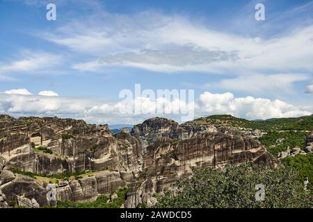 Formations rocheuses des montagnes Meteora et du monastère en Grèce avec ciel bleu et forêt verte Banque D'Images