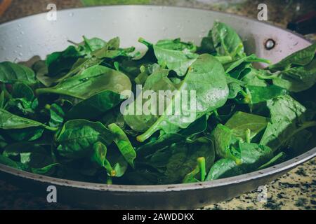 Épinards Malabar frais crus (Basella alba), épinards de vigne et épinards de Ceylon dans un wok Banque D'Images