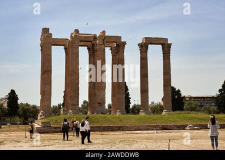 Athènes, GRÈCE - 18 MAI 2019: Les touristes visitent le temple de Zeus Olympian ou l'Olympieion ou les colonnes de Zeus Olympian est un monument de la Grèce et Banque D'Images
