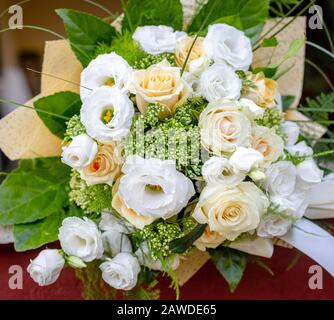 Magnifique bouquet de fleurs de rose fraîche et eustoma dans des couleurs crème et blanc. Toile de fond fleurie. Gros plan Banque D'Images