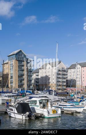 Port de plaisance de Portishead sur la côte de Bristol près de Bristol West of England, le jour ensoleillé et ensoleillé de février. Super emplacement pour une bonne promenade. Banque D'Images