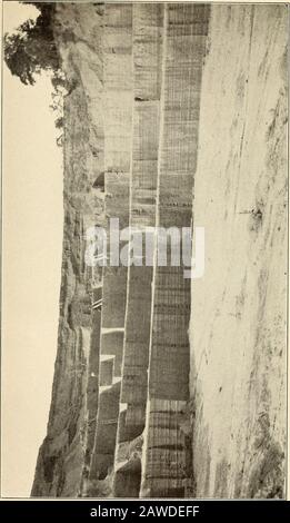 Rapport annuel . 05 s. GÉOLOGIE DE L'OO QUADRANGLE DE POUGHKEEPSIE, PANY. La roche est un peu silicieuse et doloinitique, comme le montre l'analgésique de suivi 1: Chaux 29. 07 Magnesia 16.29 Acide Carbonique , 40.76 Alumina , 2. 33 Ferric oxid -47 Silica 10.17 Une Autre carrière a été ouverte sur la rive ouest de la Hudsonin, dans l'extension sud-ouest de la bande ouest de la ceinture Du ruisseau Wap-pinger, à environ trois quarts d'un kilomètre au sud de la station de Marl-boro. C'est communément appelé carrière de Kerrs. Aconsidérable entreprise était apparemment projetée et était en activité jusqu'à la saison 1909. Pendant t Banque D'Images