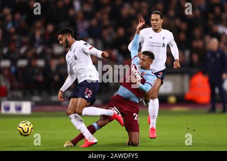 Sébastien Haller de West Ham United et Joe Gomez de Liverpool en action lors du match de la Premier League entre West Ham United et Liverpool au stade de Londres.(final Score; West Ham United 0:2 Liverpool) Banque D'Images