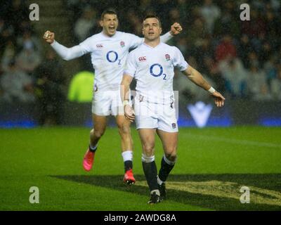 Édimbourg, Écosse, Royaume-Uni. 8 février 2020. Édimbourg, Écosse, Royaume-Uni. Guinness Six Nations Test: Ecosse / Angleterre. George Ford, en Angleterre, lance le ballon à plein temps, alors que Jonny May, en Angleterre, célèbre en arrière-plan. Crédit: Ian Rutherford/Alay Live News.