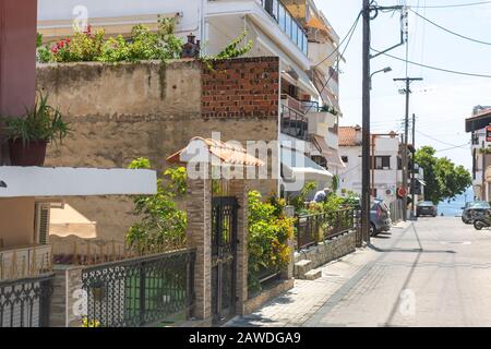 Petite rue donnant sur la mer à Neos Marmaras, Halkidiki, Grèce Banque D'Images