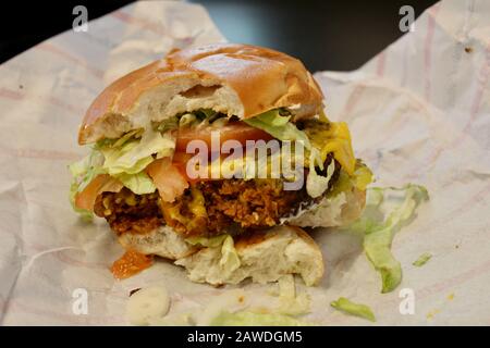 Temple of seiten camley Street londres angleterre Royaume-Uni Vegan Fast food restaurant la moitié mangé hamburger Banque D'Images