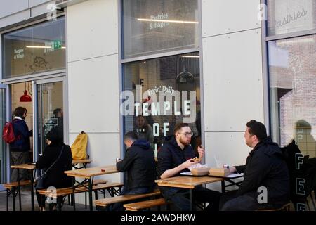 Temple of seiten camley Street londres angleterre Royaume-Uni Vegan restauration rapide clients manger dehors Banque D'Images