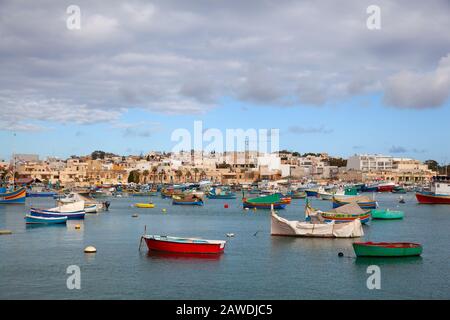 Marsaxlokk, Malte - 5 janvier 2020: Bateaux colorés dans le port du village Banque D'Images