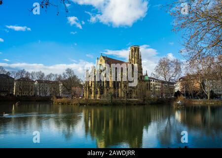 Allemagne, Célèbre église gothique de stuttgart feuersee entourée d'eau d'un lac dans le centre-ville cityscape avec ciel bleu et nuages Banque D'Images