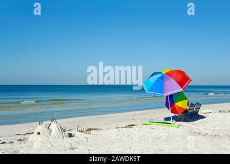 Parasols et chaises De plage multicolores sur la plage Banque D'Images