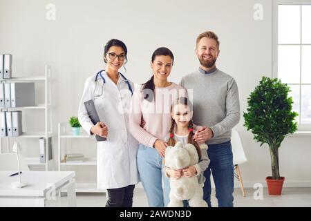 Une famille heureuse à la visite des médecins au bureau. Banque D'Images