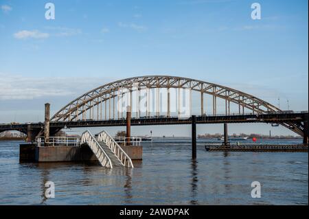 Nimègue, Gueldre, Pays-Bas. 8 février 2020. Une vue des escaliers inaccessibles en raison de la haute eau.les plaines inondées le long des rives du Rhin et d'autres grandes rivières devraient être sous-marines dans des endroits plus tard ce week-end. Nijmegen est l'une des villes néerlandaises qui est maintenant affectée par ce haut niveau d'eau. La Waalkade, la zone plus proche de la rivière a été fermée à la circulation et on s'attend à ce que l'eau atteigne une hauteur de plus de 11 mètres au-dessus du niveau de la mer. L'eau du Rhin à Lobith, où le fleuve traverse les Pays-Bas, devrait atteindre environ 14 M. Banque D'Images