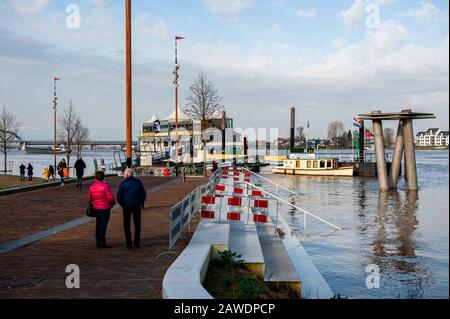 Nimègue, Gueldre, Pays-Bas. 8 février 2020. Les gens qui marchent autour de la zone d'inondation.les plaines d'inondation le long des rives du Rhin et d'autres grandes rivières devraient être sous l'eau dans des endroits plus tard ce week-end. Nijmegen est l'une des villes néerlandaises qui est maintenant affectée par ce haut niveau d'eau. La Waalkade, la zone plus proche de la rivière a été fermée à la circulation et on s'attend à ce que l'eau atteigne une hauteur de plus de 11 mètres au-dessus du niveau de la mer. L'eau du Rhin à Lobith, où le fleuve traverse les Pays-Bas, devrait atteindre environ 14 mètres au-dessus de NAP in Banque D'Images