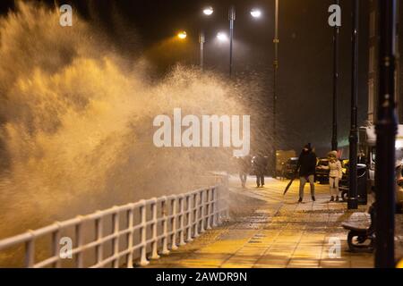 Aberystwyth, Ceredigion, Pays De Galles, Royaume-Uni. 08ème février 2020 Royaume-Uni Météo: À mesure que la vitesse du vent augmente de Storm Ciara, les hautes vagues commencent à bash les défenses de la mer le long de la station balnéaire d'Aberystwyth au milieu du Pays de Galles. Avec un avertissement jaune en place pour samedi, un nouvel avertissement orange a été émis pour les vents violents à travers le pays de Galles et la plupart de l'Angleterre de 8:00 à 21:00 le dimanche. © Ian Jones/Alay Live News Banque D'Images