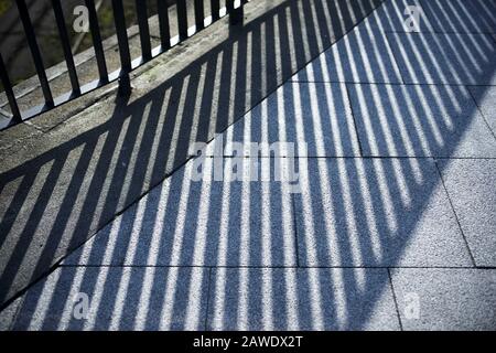 8 février 2020, Poznan, Wielkopolska, Pologne: Ombres de la ville de Poznan dessiné par le soleil. Sur l'image : ombre de la balustrade. (Image Crédit : © Dawid Tatarkiewicz/Zuma Wire) Banque D'Images