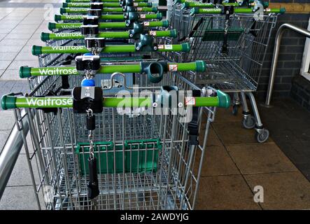 Waitrose Wire Supermarché Metal Shopping Chariots À L'Extérieur Du Magasin De Surrey, Royaume-Uni Banque D'Images