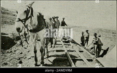 L'ouverture souvenir du système d'irrigation de Bonneville, Bountiful, 4 juillet 1921. Le pays plat sous-posé de sable rapide, la construction du barrage dans la rivière Jordan sur des matériaux similaires et le croisement des voies ferrées, de la route et des canalisations d'égout de Salt Lake City, a présenté des obstacles difficiles. L'approvisionnement en eau obtenu à partir de l'écoulement de la rivière Jordan est le résultat al-plus entièrement de l'infiltration et le retour de l'eau d'irrigation utilisée plus haut sur la rivière. Tout le flux nat-oural du ruisseau étant approprié de nombreuses années avant la formation du district. Observations sur la fl Banque D'Images