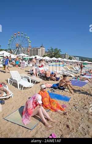 Personnes sur la plage dorée, province de Varna, Bulgarie Banque D'Images