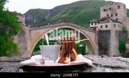 Café turc traditionnel et vue sur le vieux pont de Mostar, Bosnie-Herzégovine. Banque D'Images