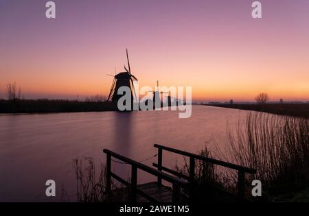 Moulins à vent au crépuscule, Kinderdijk, Pays-Bas Banque D'Images