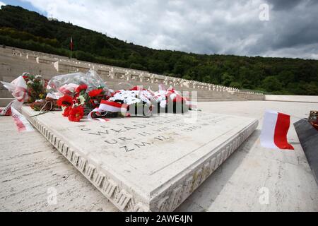 Cassino, Italie - 18 mai 2011: La tombe du général Anders dans le cimetière militaire de guerre polonais de Montecassino Banque D'Images