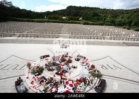 Cassino, Italie - 18 mai 2011: La tombe du général Anders dans le cimetière militaire de guerre polonais de Montecassino Banque D'Images