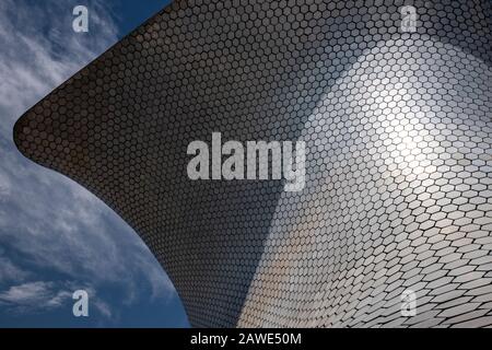 Extérieur du musée futuriste Museo Soumaya à Mexico, Mexique Banque D'Images