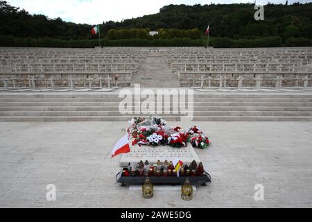 Cassino, Italie - 18 mai 2011: La tombe du général Anders dans le cimetière militaire de guerre polonais de Montecassino Banque D'Images