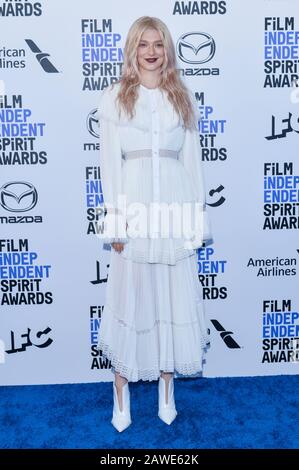 Santa Monica, Californie, États-Unis. 8 février 2020. Hunter Schafer marchant sur le tapis rouge lors du 35ème Prix annuel de l'Esprit indépendant du film qui s'est tenu à Santa Monica, en Californie, le 8 février 2020. (Photo D'Anthony Behar/Sipa Usa) Crédit: Sipa Usa/Alay Live News Banque D'Images